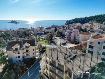 Urbanisiertes Grundstück mit unvollendetem Gebäude in Petrovac